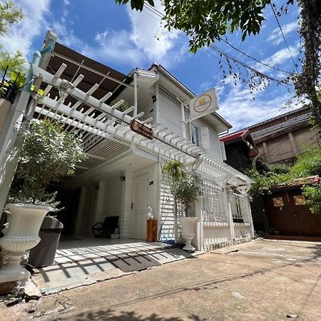 Ban Thungdang Housetel Bangkok Hotel Exterior photo