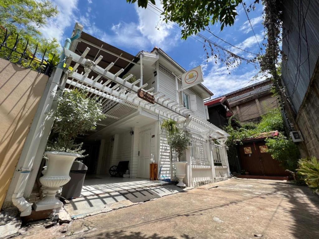 Ban Thungdang Housetel Bangkok Hotel Exterior photo
