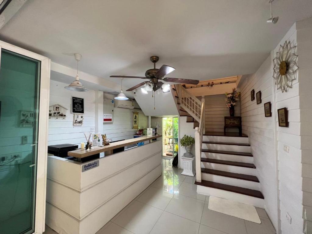 Ban Thungdang Housetel Bangkok Hotel Exterior photo