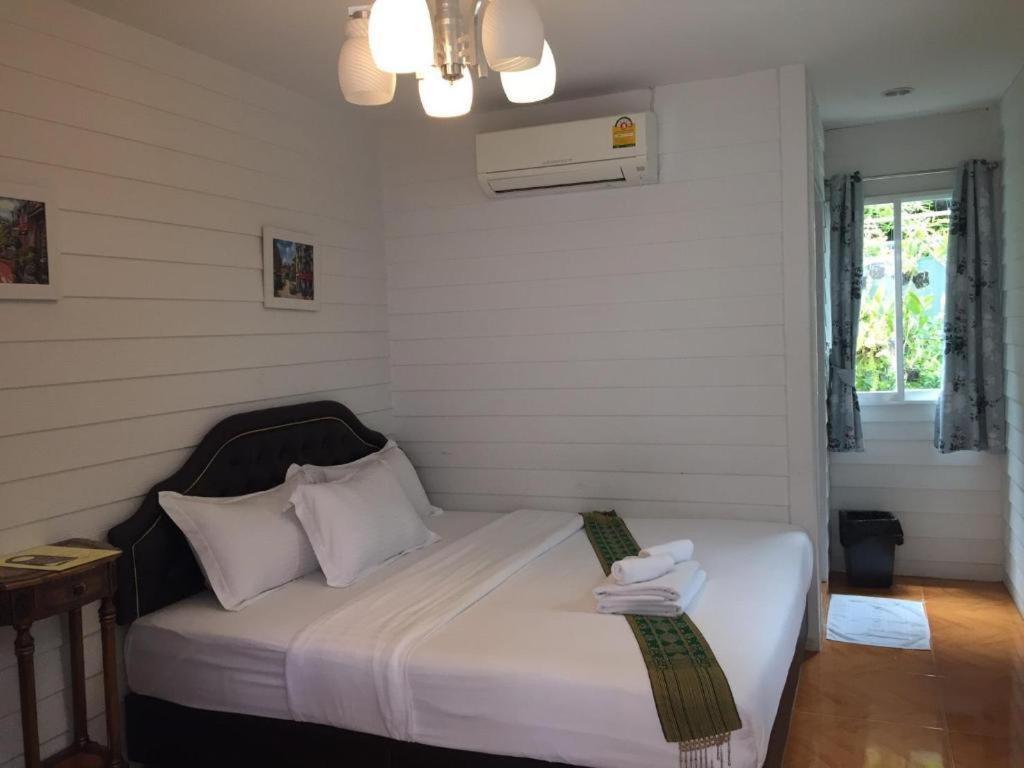 Ban Thungdang Housetel Bangkok Hotel Exterior photo