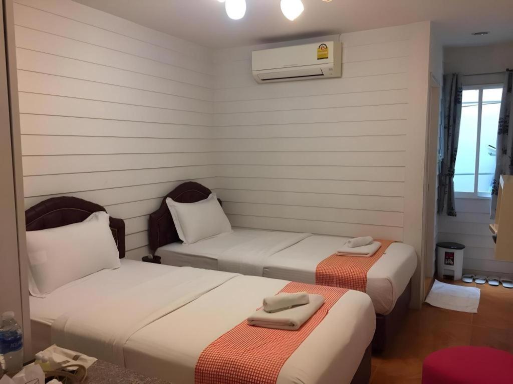 Ban Thungdang Housetel Bangkok Hotel Exterior photo