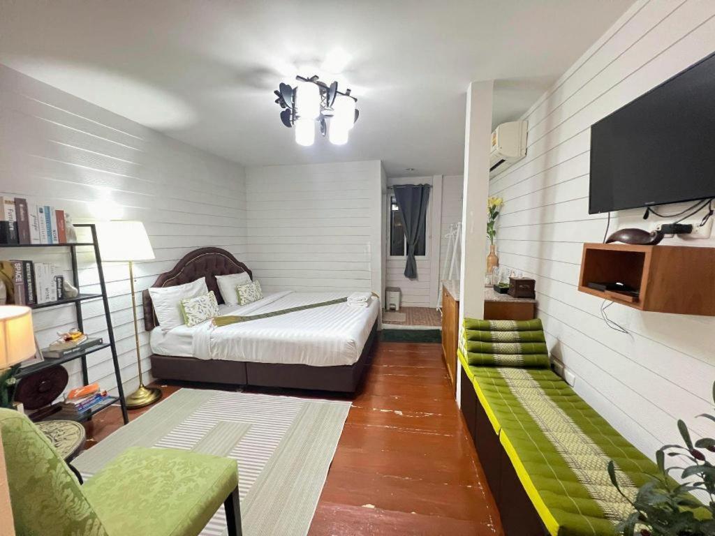 Ban Thungdang Housetel Bangkok Hotel Exterior photo