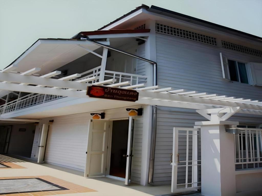 Ban Thungdang Housetel Bangkok Hotel Exterior photo